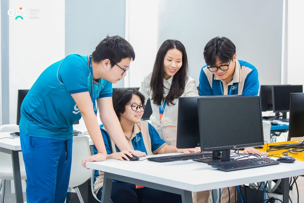 “Đột nhập” xưởng thiết kế lịch để bàn của GStars