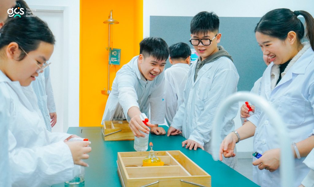 Tiết học chuyên đề Phòng cháy chữa cháy: Khi kiến thức Hóa học trở thành kỹ năng sinh tồn